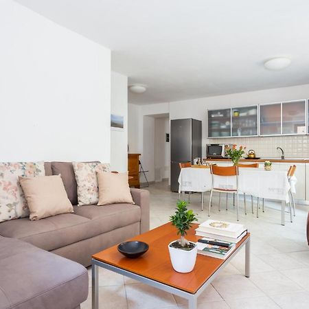 Spacious 3-Bedroom Apartment With Courtyard In Tempio Pausania - Perfect For Families Exterior photo