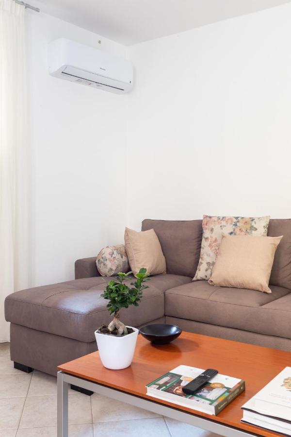 Spacious 3-Bedroom Apartment With Courtyard In Tempio Pausania - Perfect For Families Exterior photo