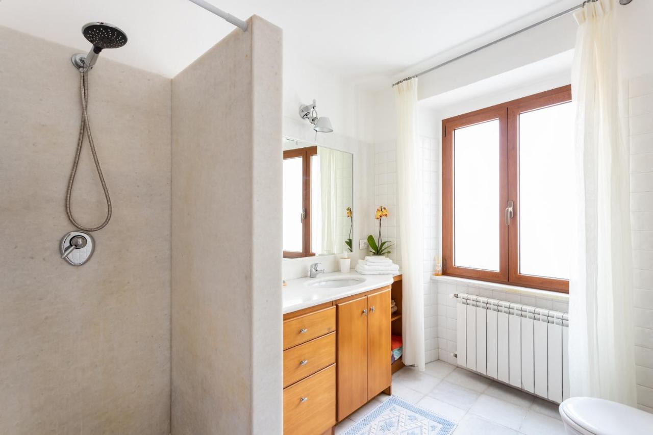 Spacious 3-Bedroom Apartment With Courtyard In Tempio Pausania - Perfect For Families Exterior photo